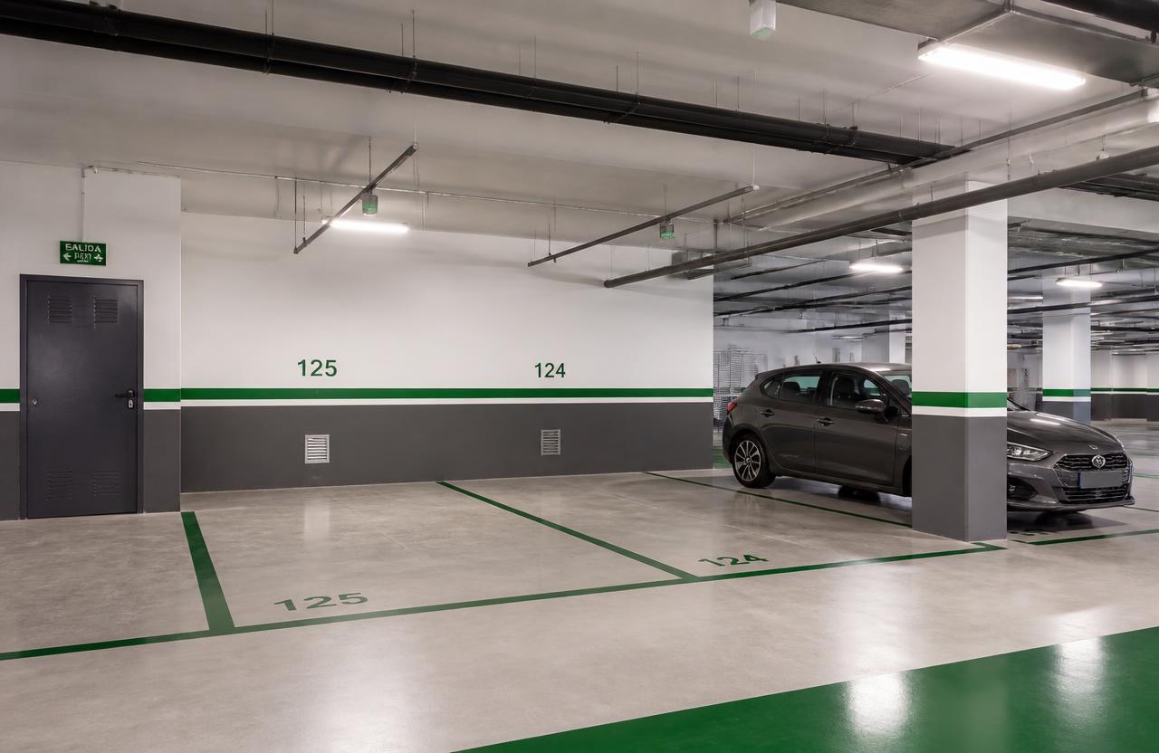 Interior de un aparcamiento subterráneo con plazas de garaje señalizadas